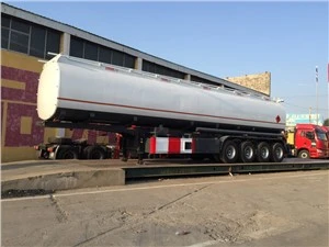 Kundenspezifischer 4-Achsen-Kraftstofftanker-LKW-Anhänger